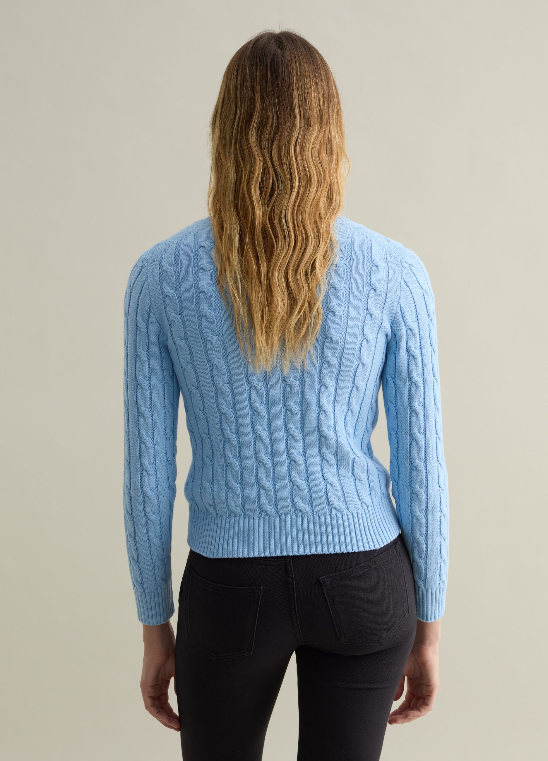 Pullover a trecce con scollo a V