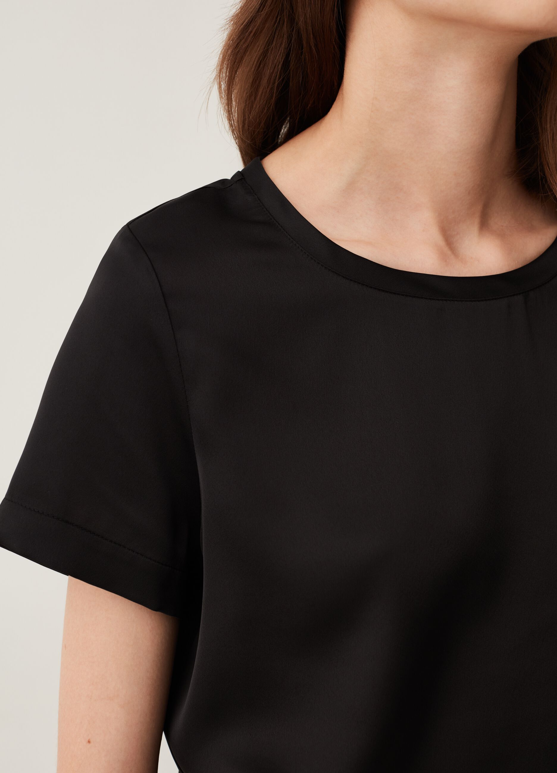 Blusa in satin a maniche corte_3