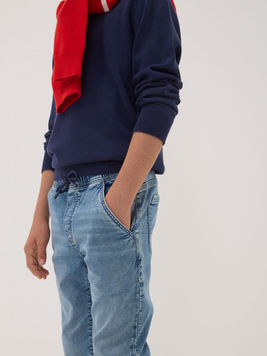 Jeans jogger azzurro in cotone elasticizzato con coulisse per ragazzo_2