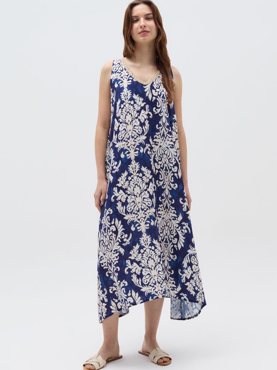 Long sleeveless dress with époque pattern_0
