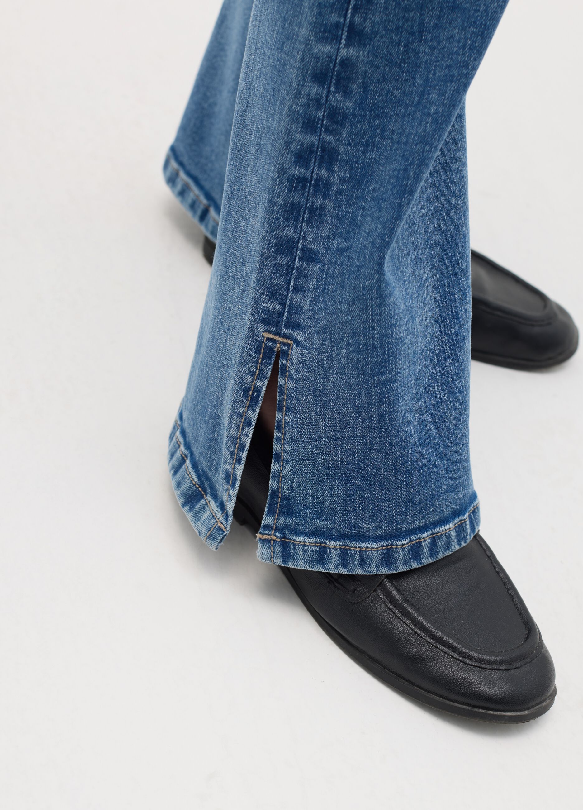 Jeans flare fit con scoloriture