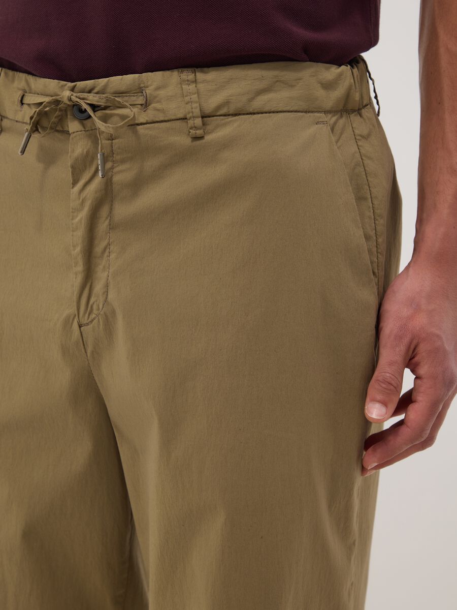 Pantaloni chino marroni in cotone elasticizzato carrot fit_3