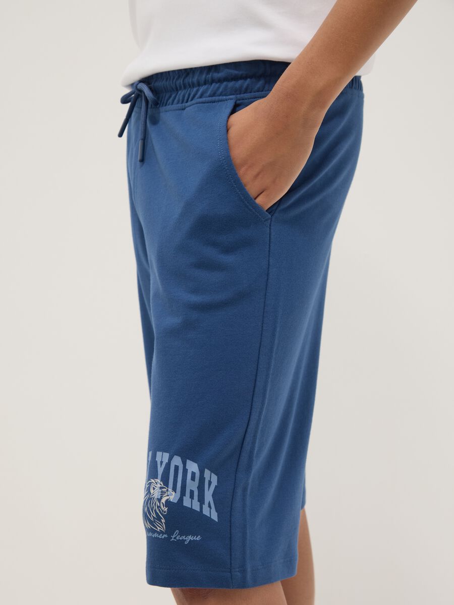 Boys' pure cotton blue shorts with New York print, regular fit_2