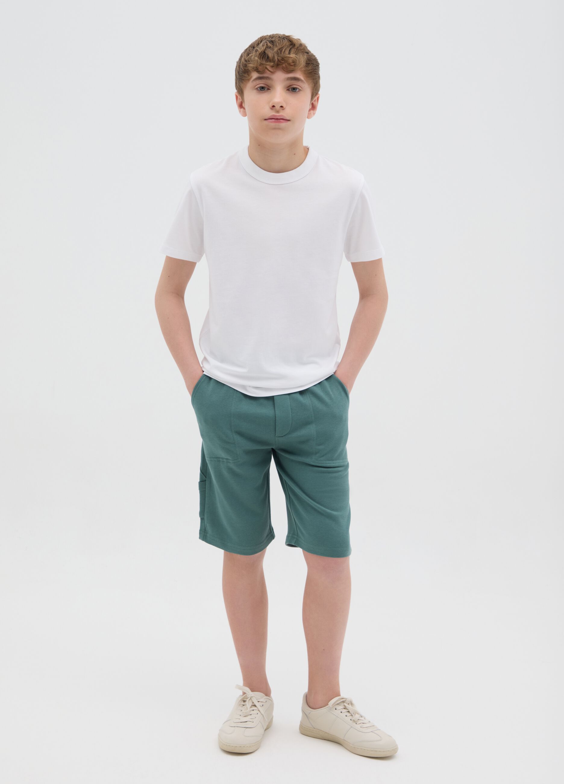 Pantaloni corti da ragazzo in puro cotone verde regular fit con tasche