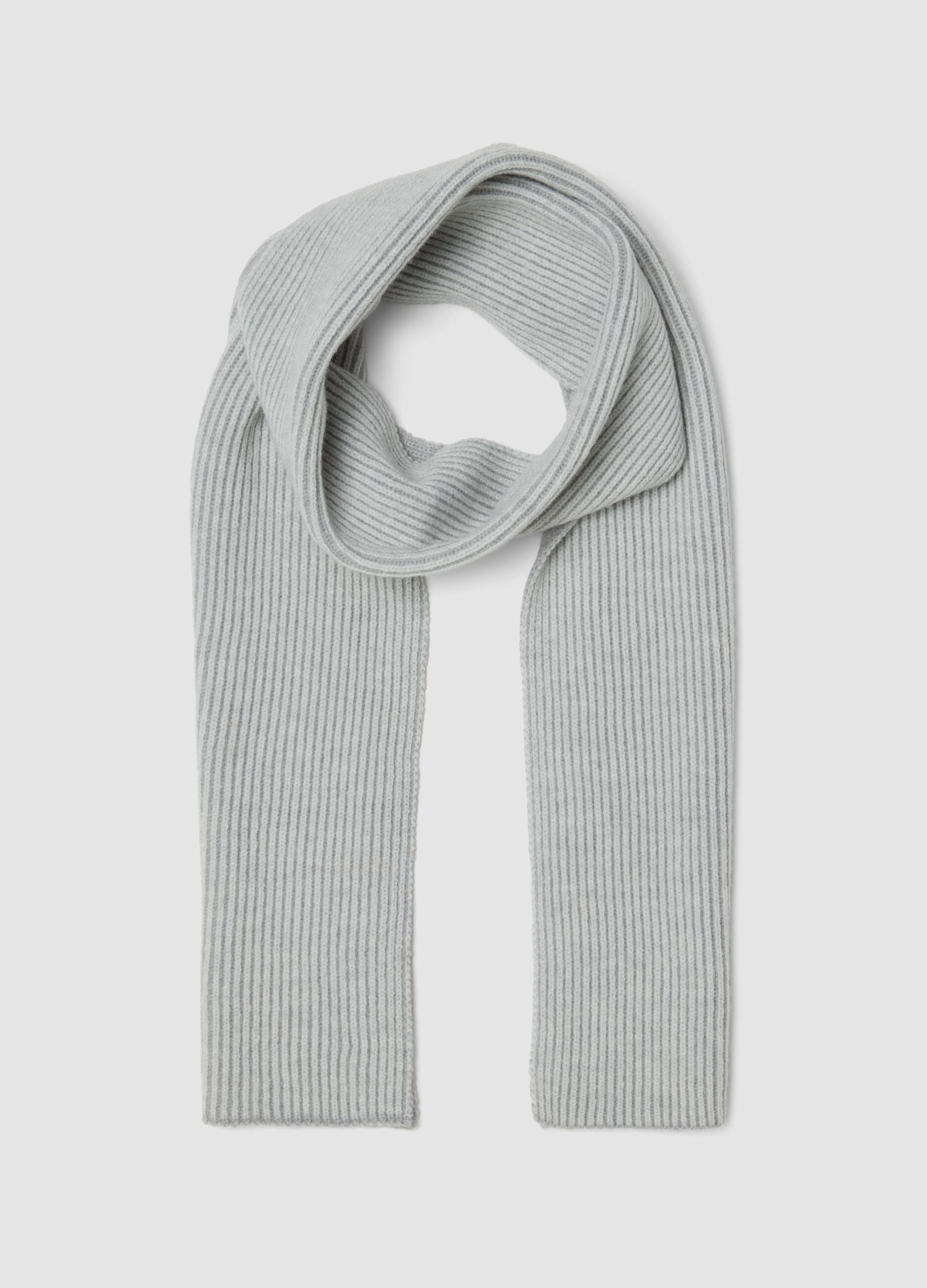 Light grey ribbed knitted scarf