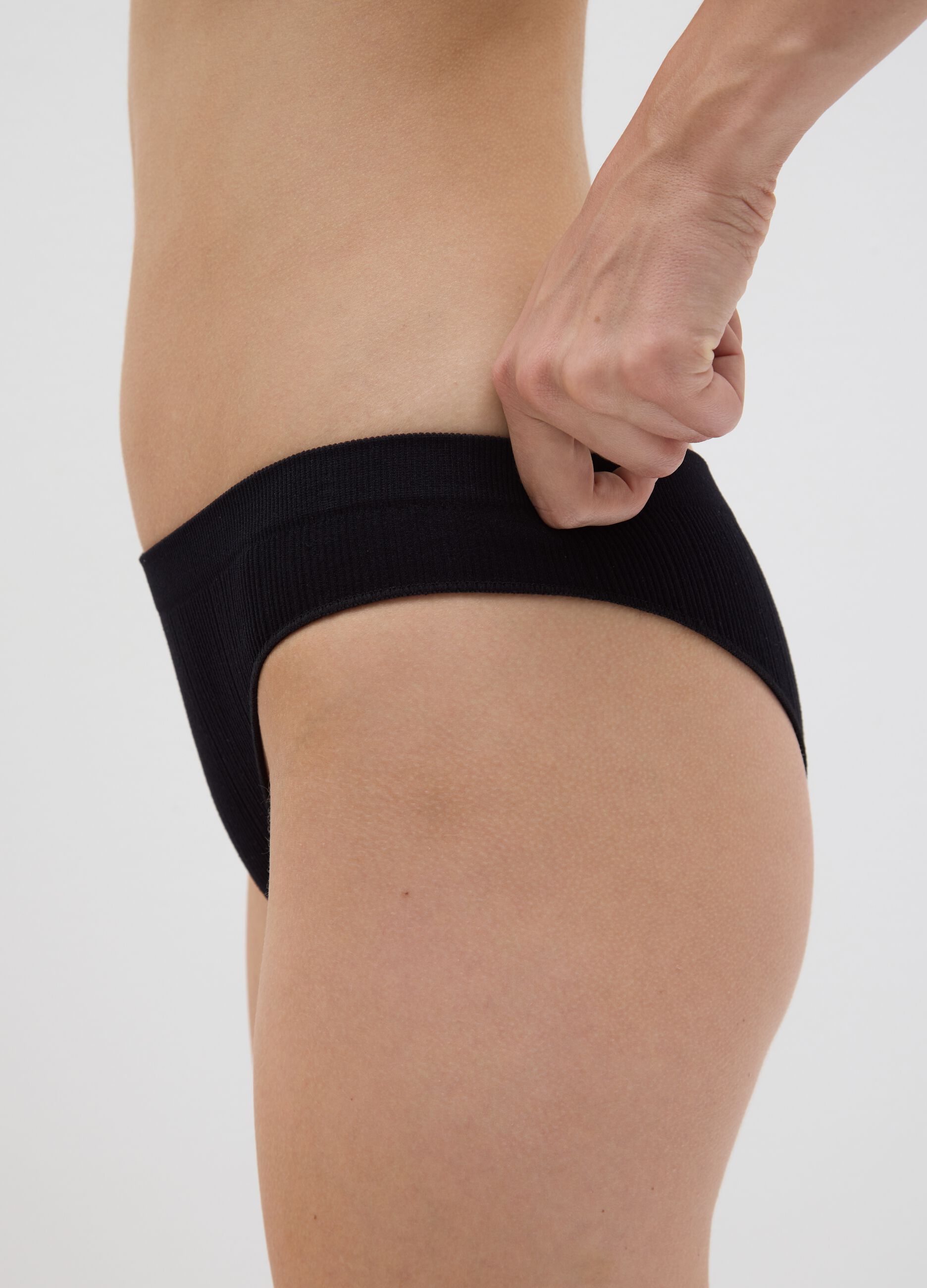 Slip brasiliano in microfibra nero con tessuto a costine