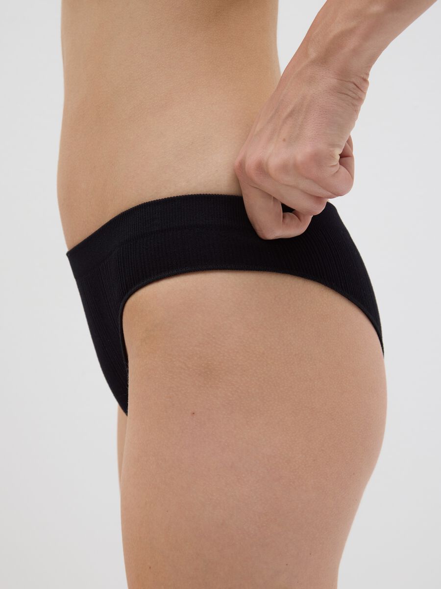 Slip brasiliano in microfibra nero con tessuto a costine_2