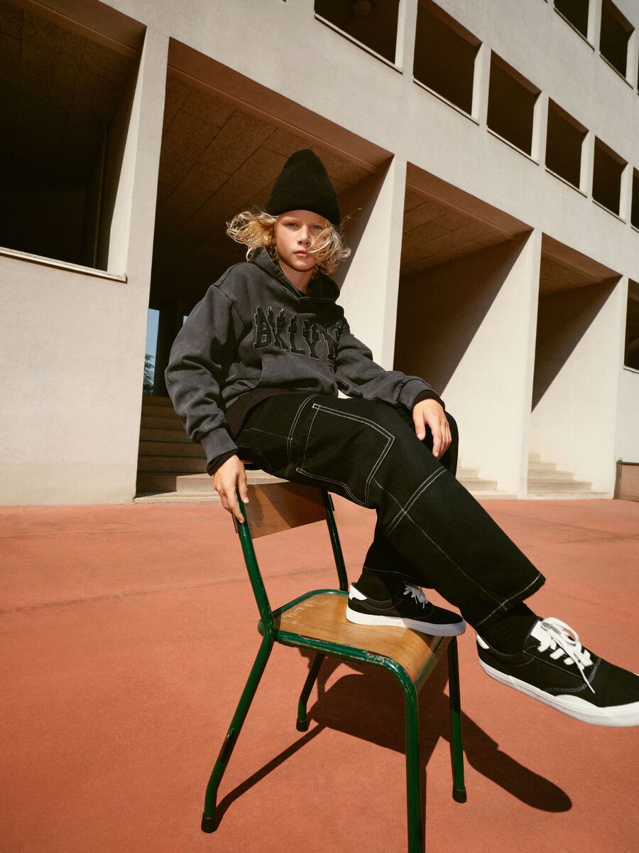 Felpa nera con cappuccio da ragazzo in puro cotone regular fit_0