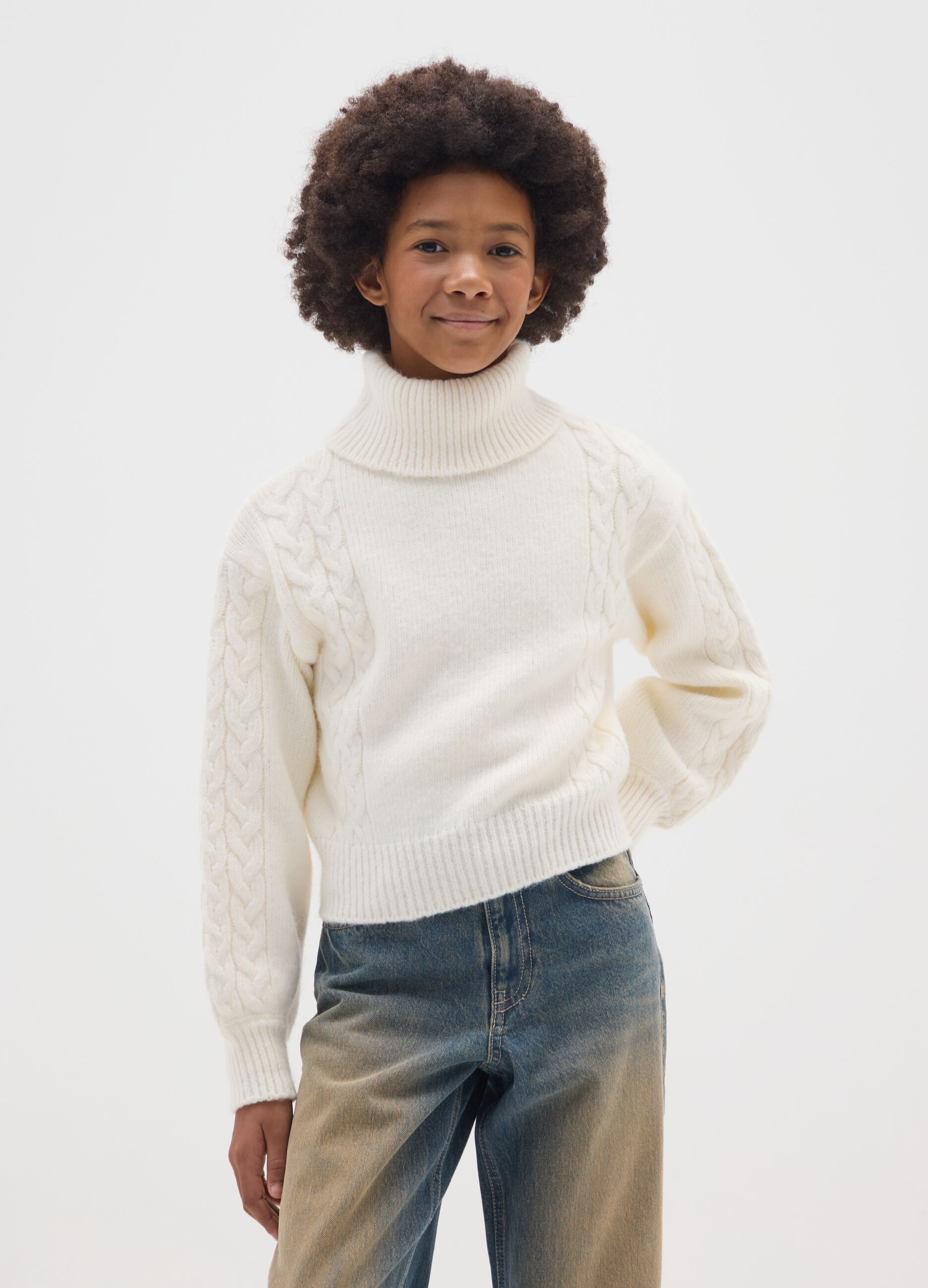 Girls' white turtleneck jumper, regular fit and knitted