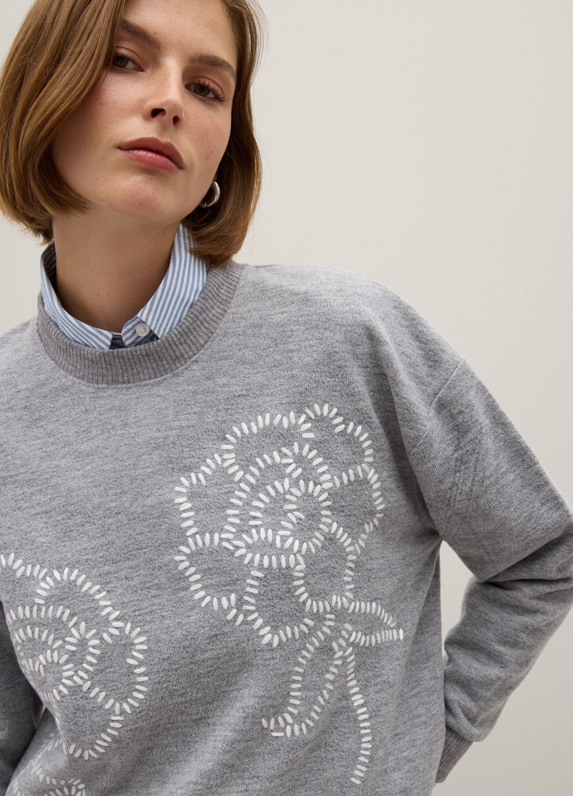 Maglia grigia regular fit con dettagli floreali