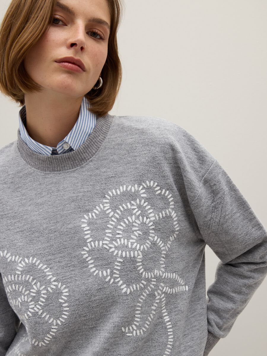 Maglia grigia regular fit con dettagli floreali_3