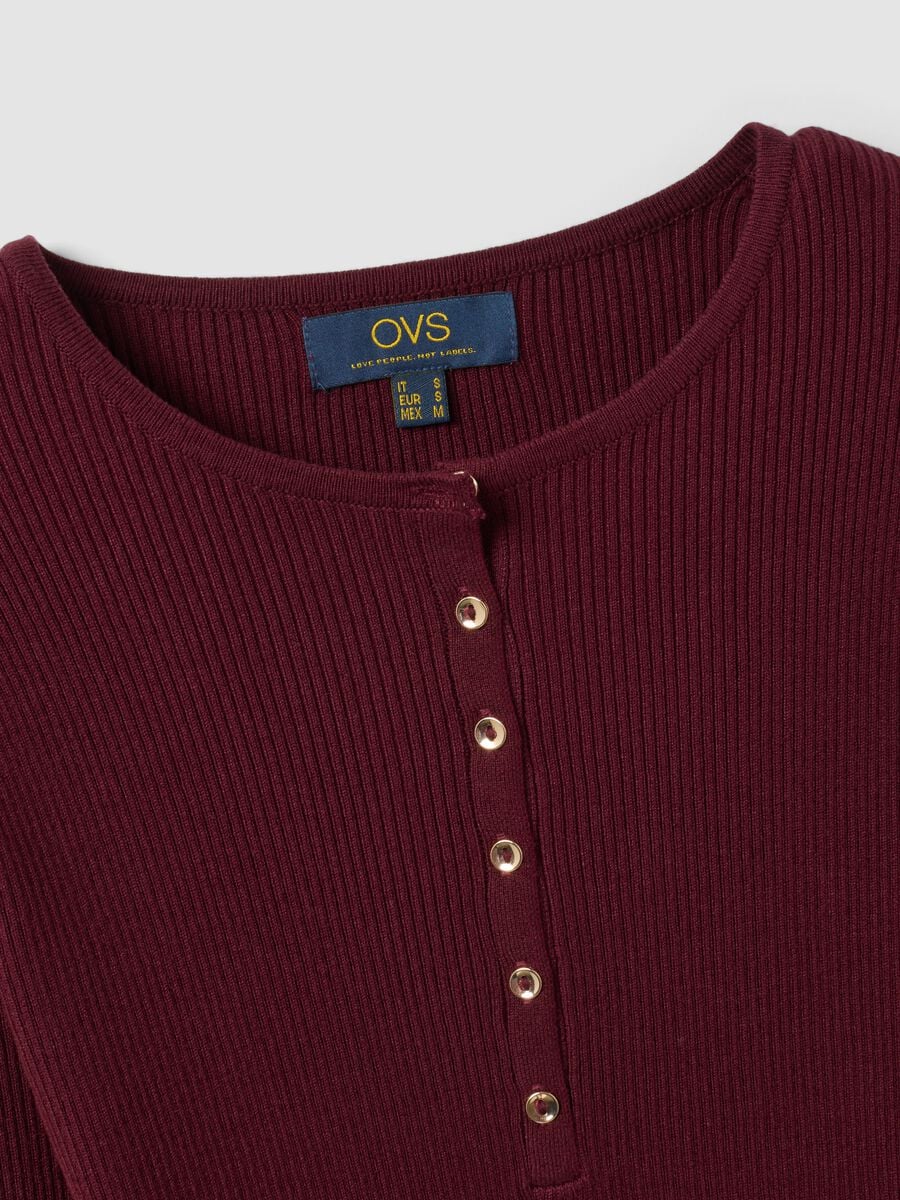 Maglia rossa in misto viscosa a costine con bottoni fitted_6