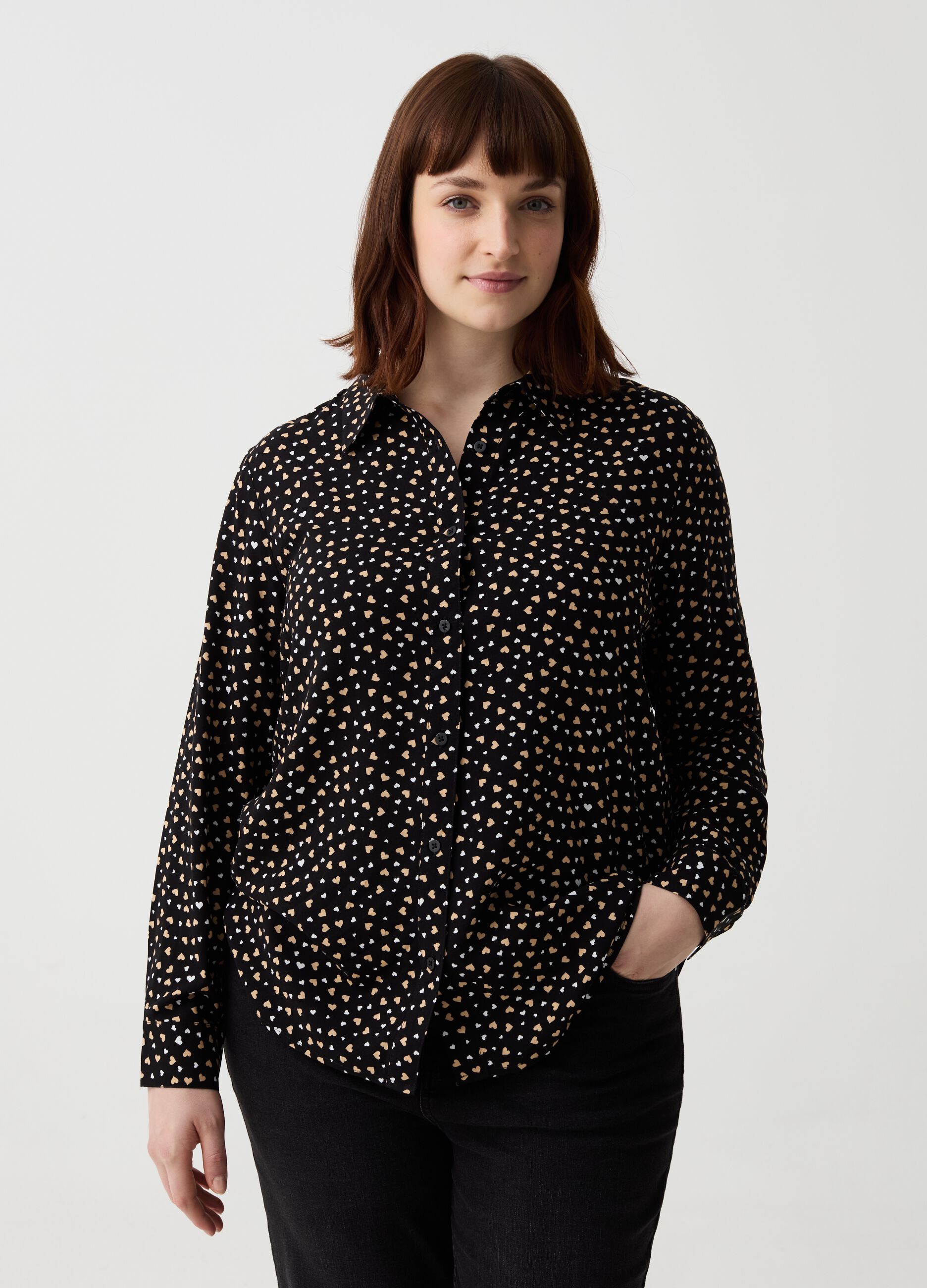 Curvy shirt with small hearts print