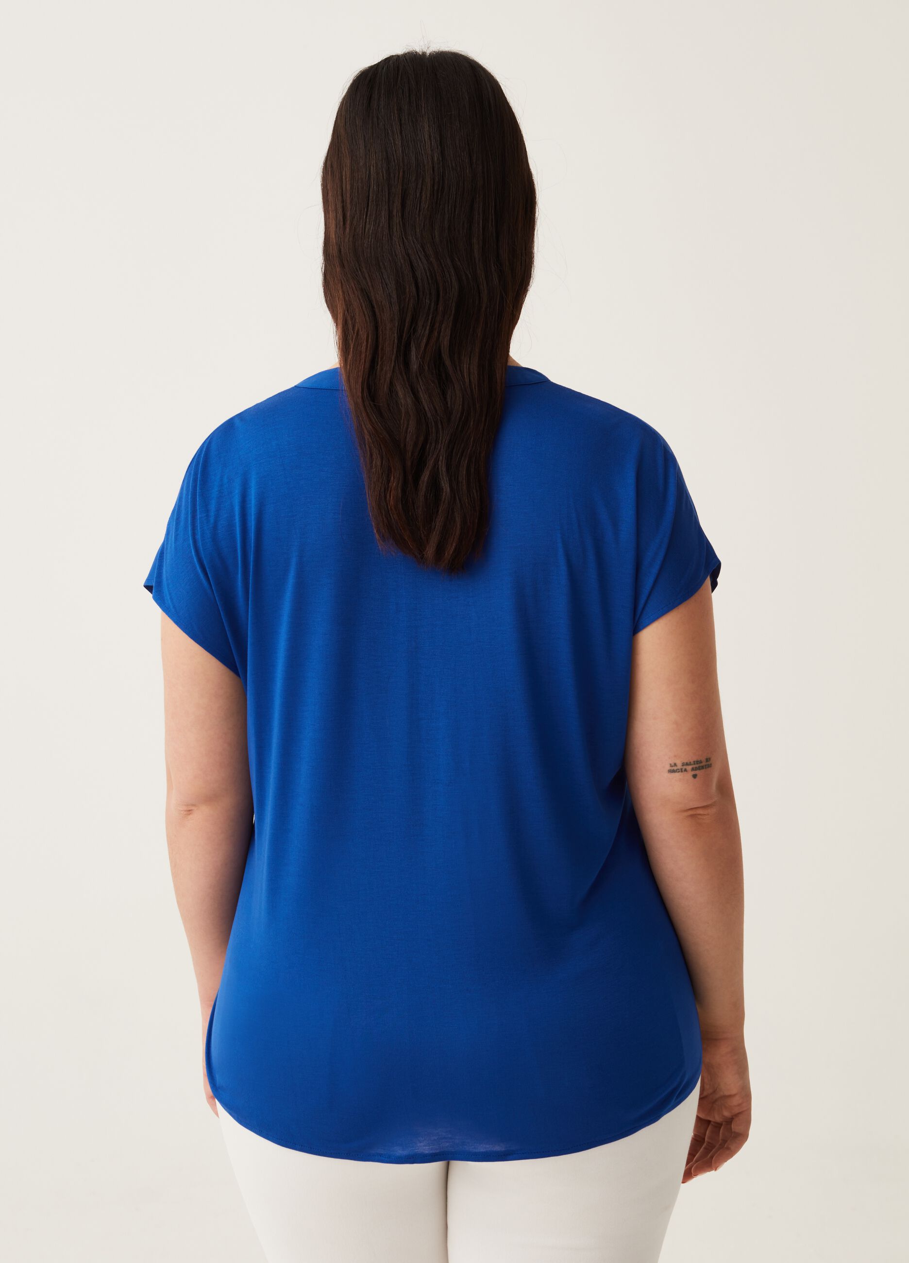 T-shirt in viscosa con scollo a V Curvy MYA_2