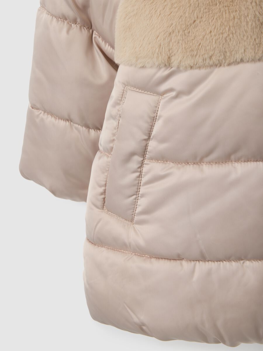 Giacca imbottita beige da bambina con zip e cappuccio_3