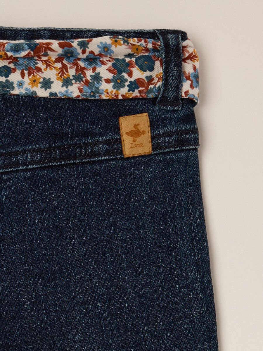 Pantaloni denim elasticizzati con dettagli floreali per bambina_2