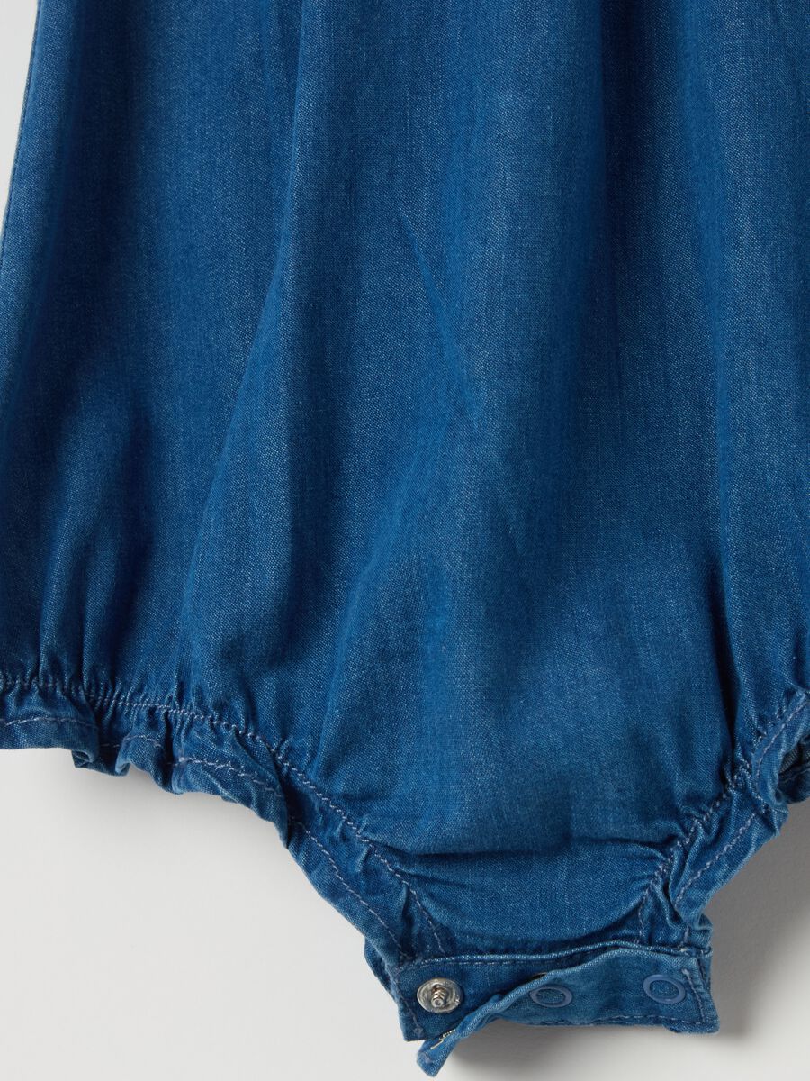 Denim romper suit with floral embroidery_2