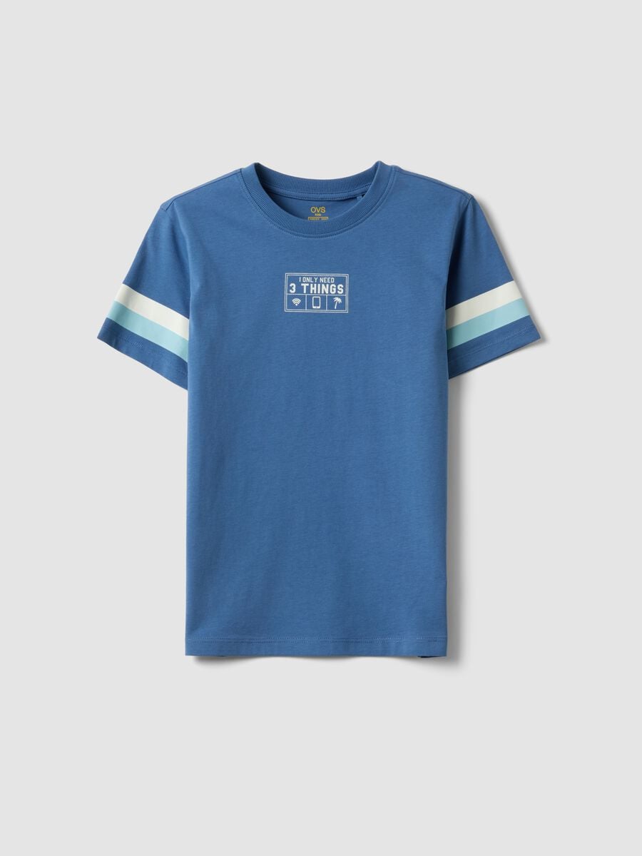 T-shirt azzurra in puro cotone da ragazzo con righe sulle maniche_3