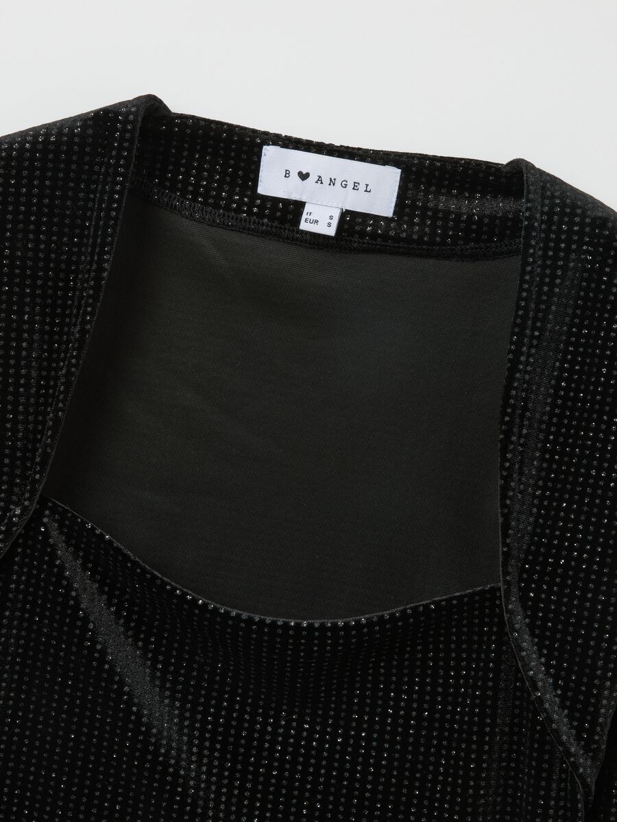 Maglia a maniche lunghe nera regular fit con scollo quadrato e strass_1
