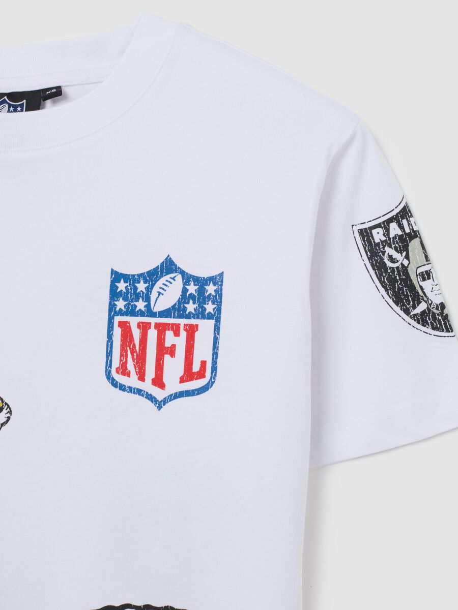T-shirt in puro cotone bianca regular fit con loghi NFL e scollo rotondo_5