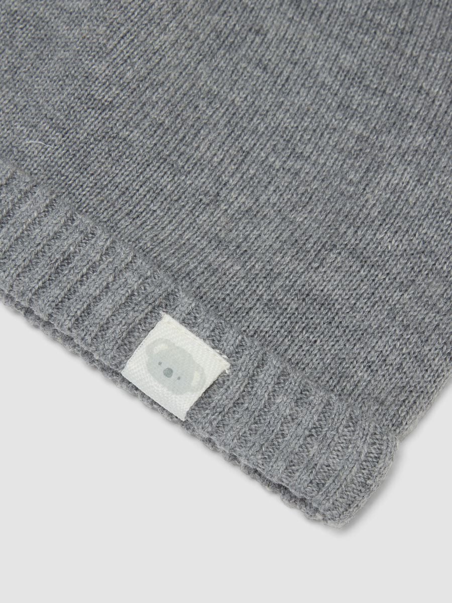 Cappello grigio in puro cotone organico con pompon per neonati_2