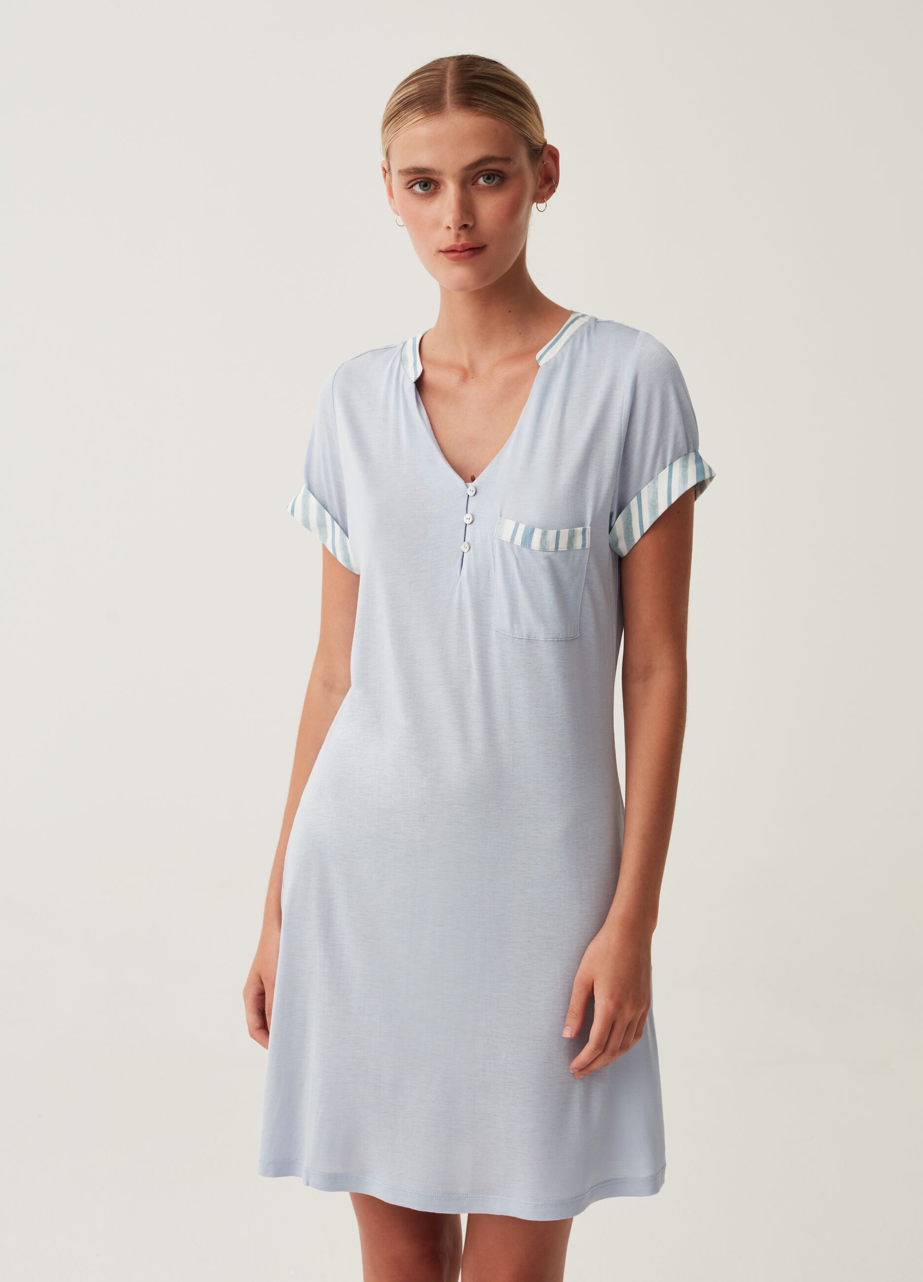 Camicia da notte con profili a righe_0