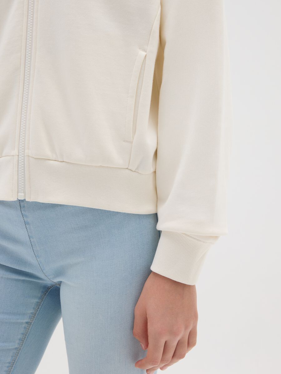 Felpa bianca da ragazza in puro cotone regular fit con cappuccio e zip_2