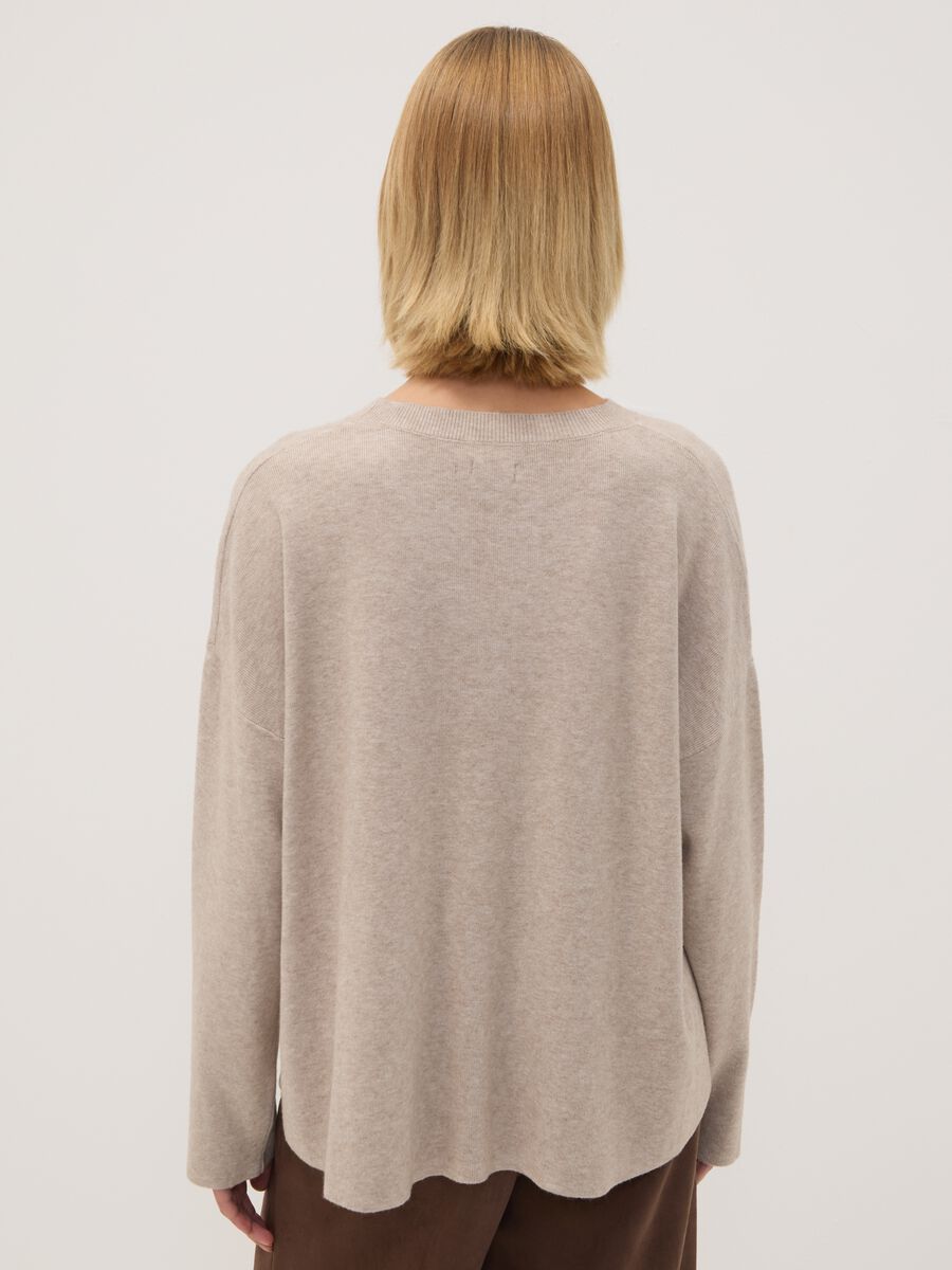 Sand viscose-blend top with floral appliqu&eacute;s, regular fit_3