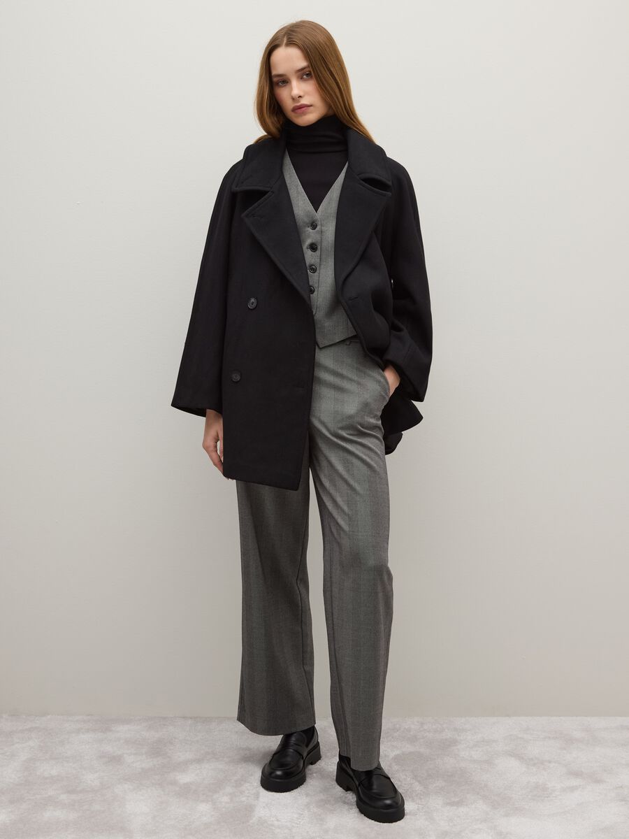 Cappotto nero con vestibilità over e bottoni_1