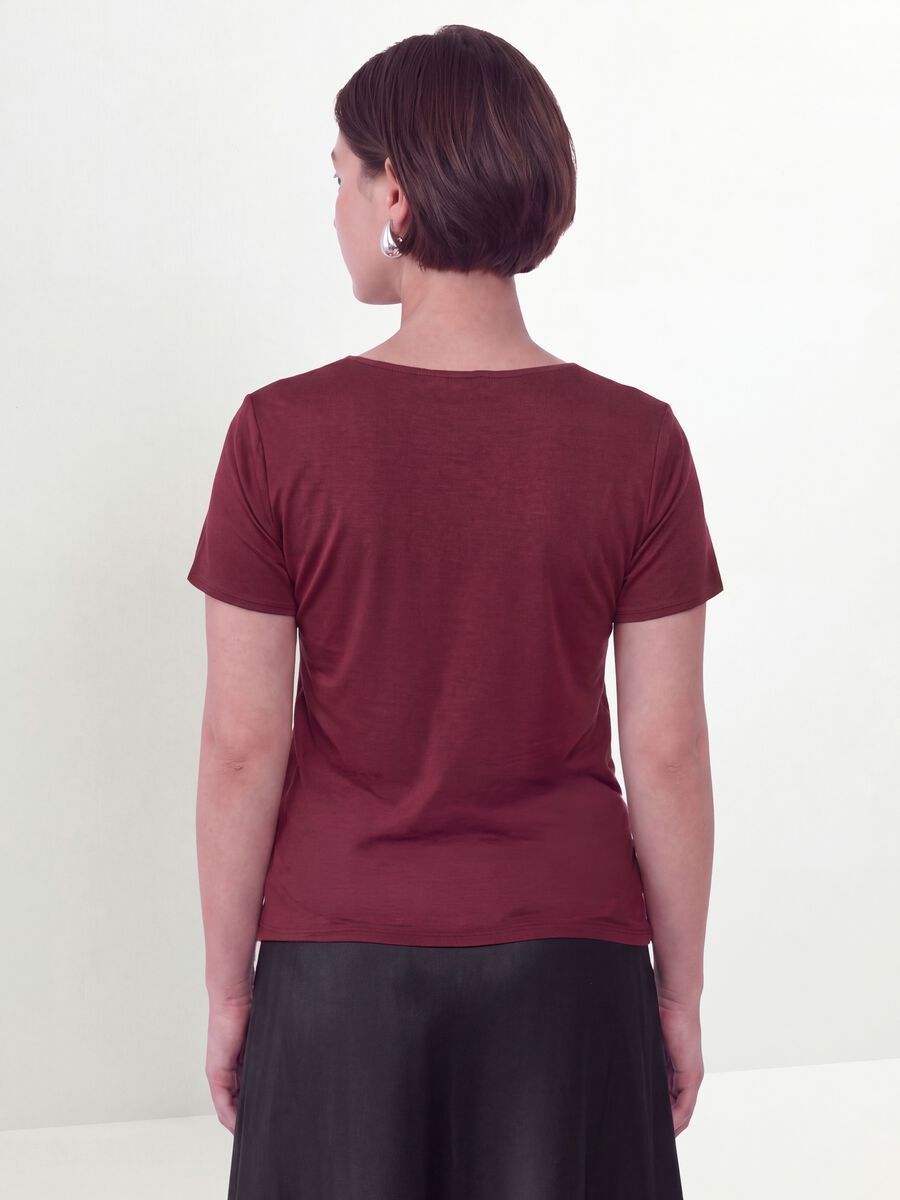 Blusa satinata rossa in tessuto elasticizzato con scollo a V regular fit_3