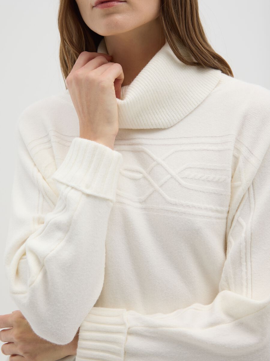 Maglione bianco a collo alto regular fit con ricami_3