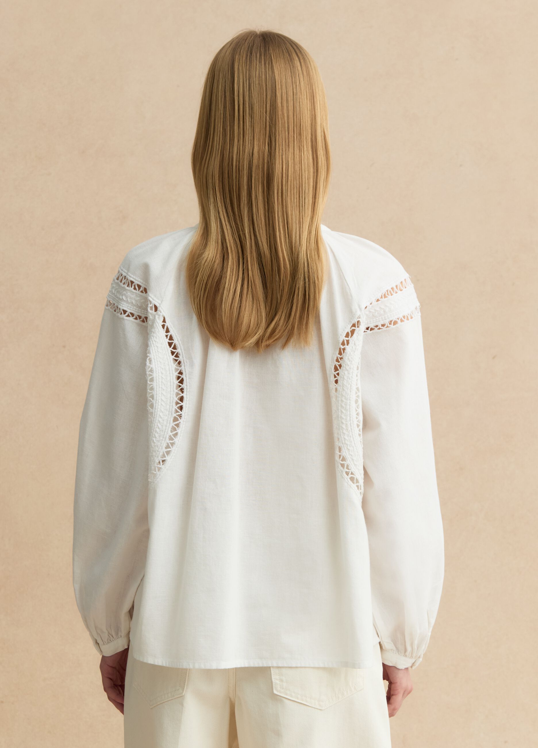 Blusa in misto cotone e lino bianca regular fit con dettagli traforati