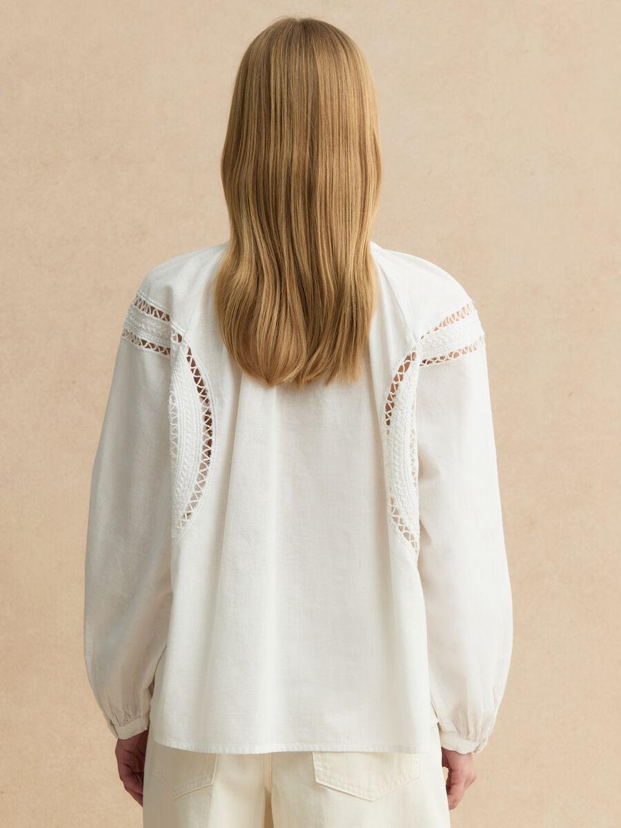 Blusa in misto cotone e lino bianca regular fit con dettagli traforati_2
