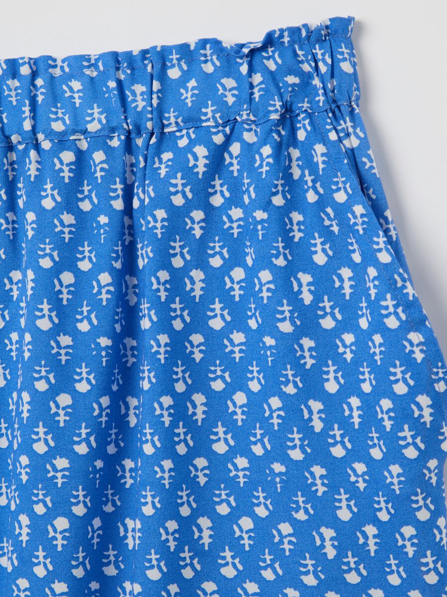 Light blue viscose shorts with ethnic pattern_5