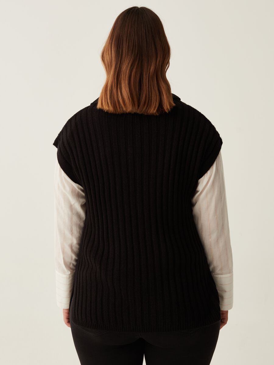 Gilet chiuso a coste con collo alto Curvy_2