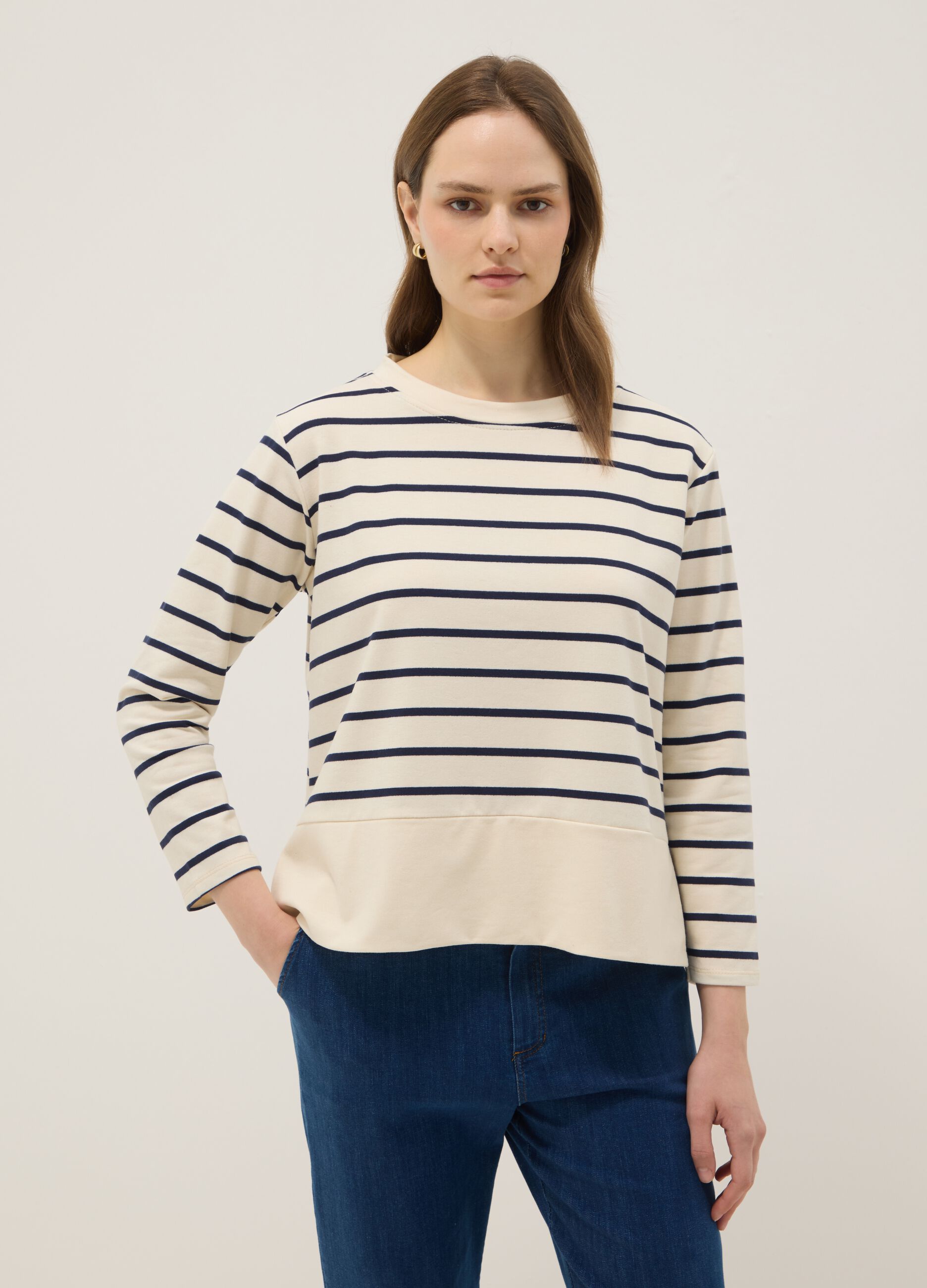 White cotton-stretch top with blue stripes, regular fit