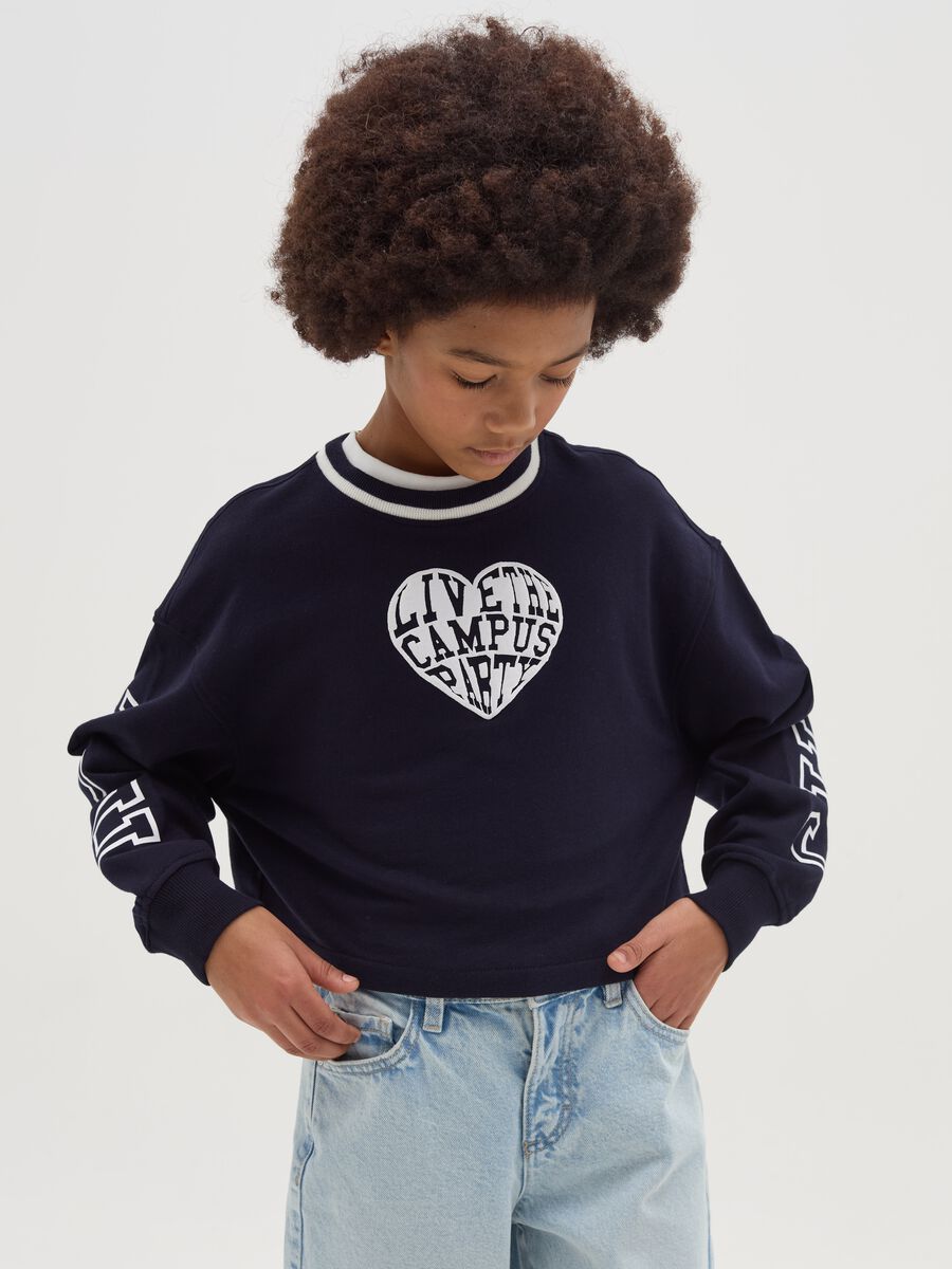 Sweatshirt with heart and "Live the campus party" lettering_0