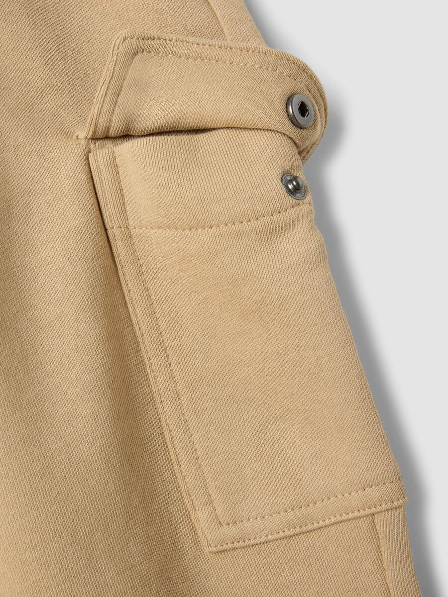 Pantaloni jogger beige in misto cotone con tasche cargo per bambino_3