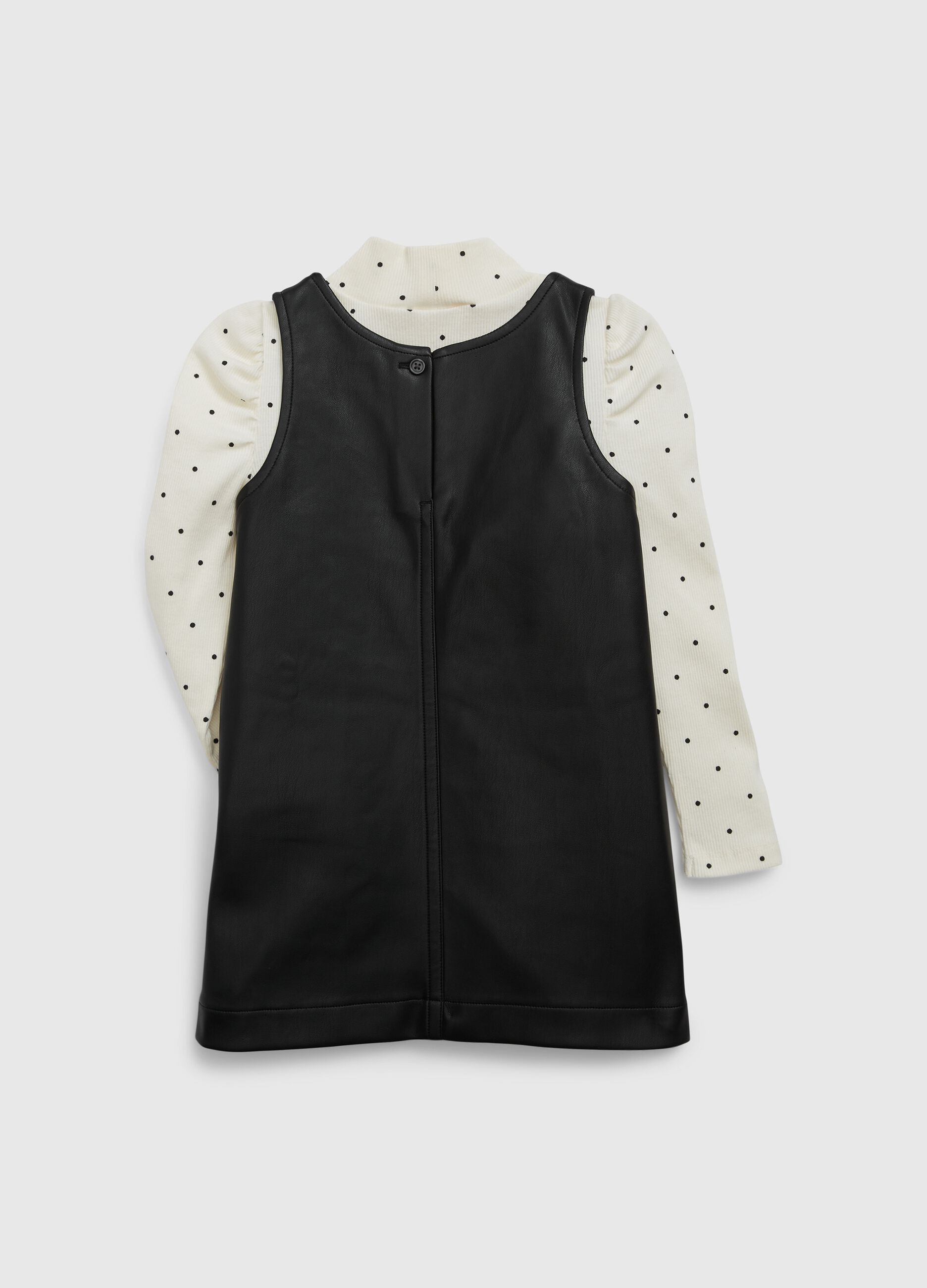 Set t-shirt a collo alto e salopette gonna