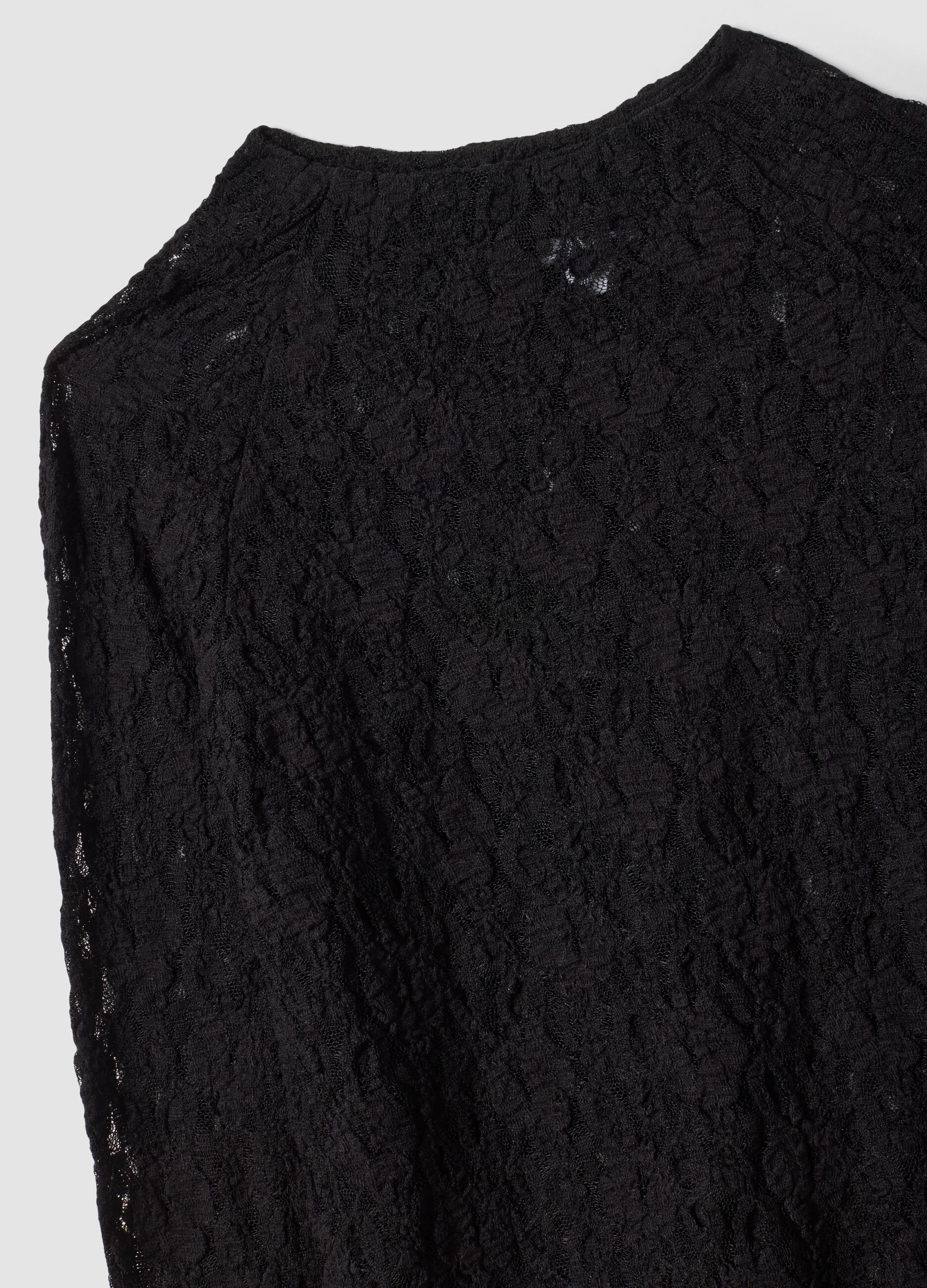 T-shirt nera in tessuto elasticizzato traforato con colletto rialzato