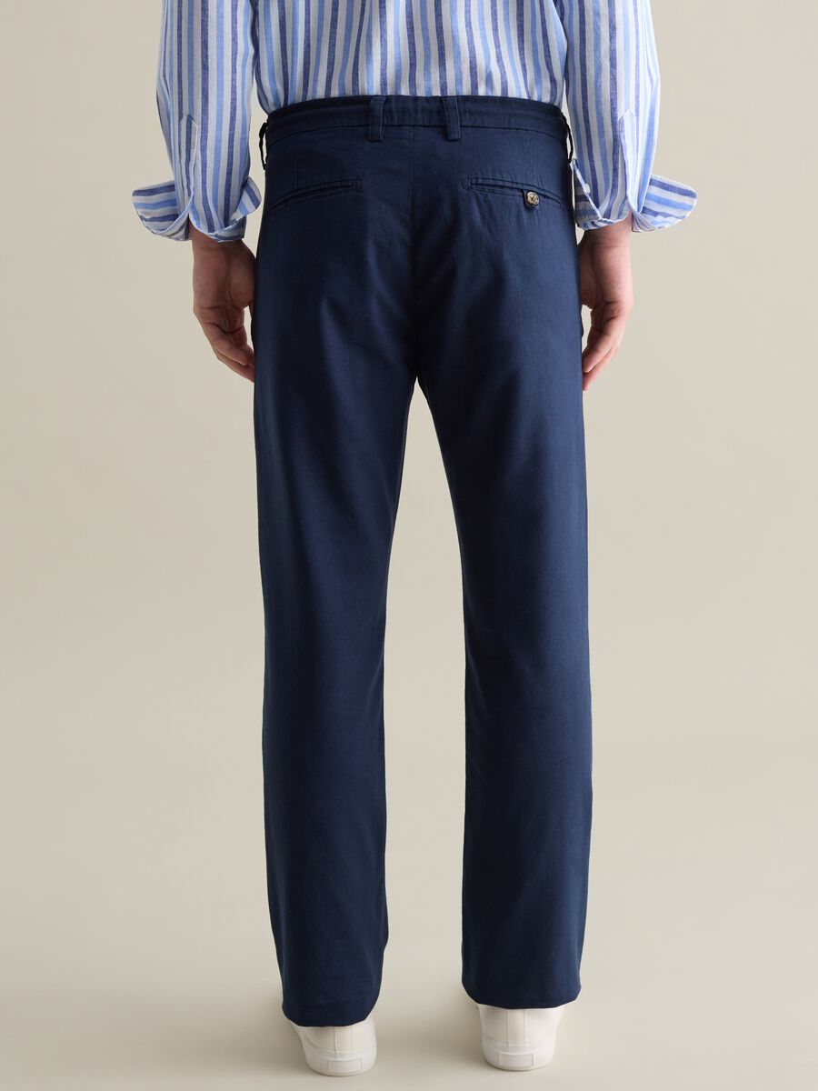 Blue chino trousers in linen and cotton_3