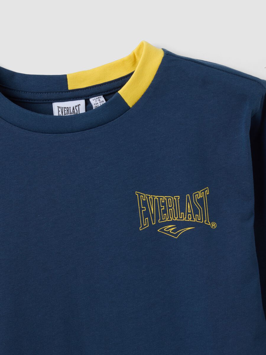 T-shirt blu in puro cotone a maniche lunghe con stampa sul petto per bambino_3