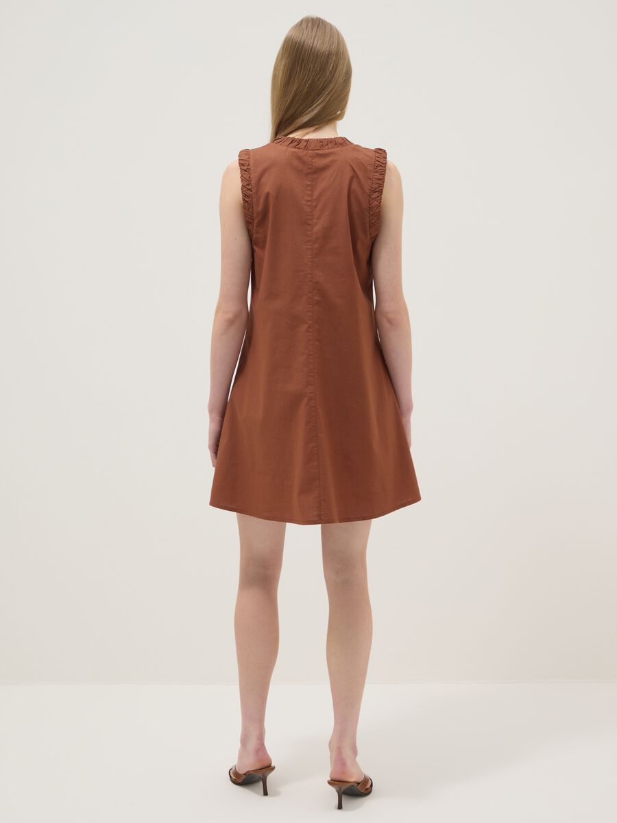Abito mini marrone in puro cotone regular con scollo a V arricciato_2