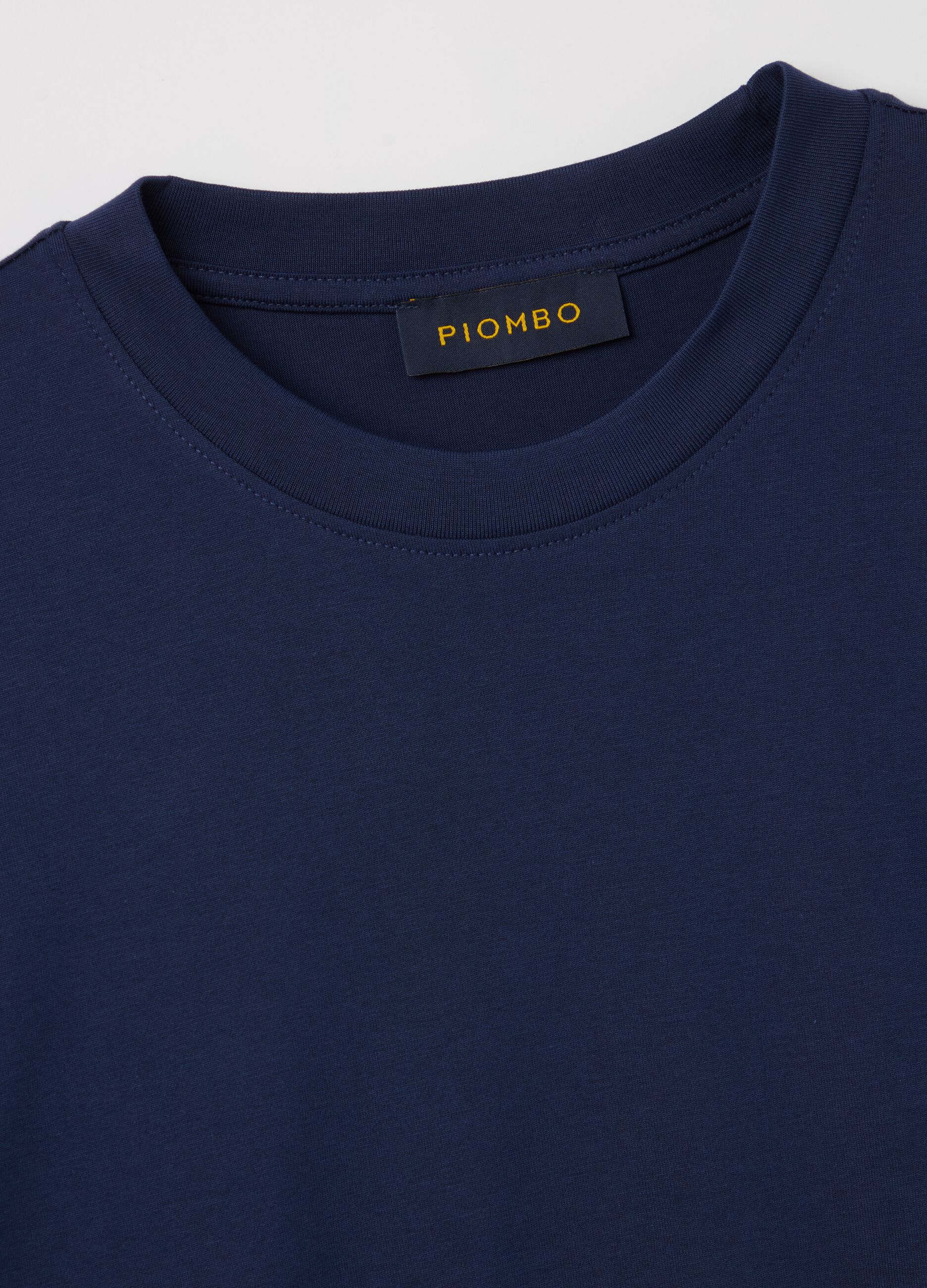 Plain cotton T-shirt with round neck.