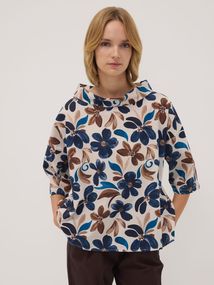 Blusa bianca in cotone elasticizzato con fantasia floreale regular fit_1