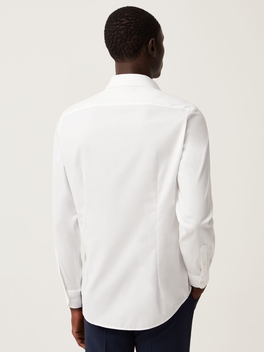 Slim-fit no-iron shirt in solid colour cotton_2