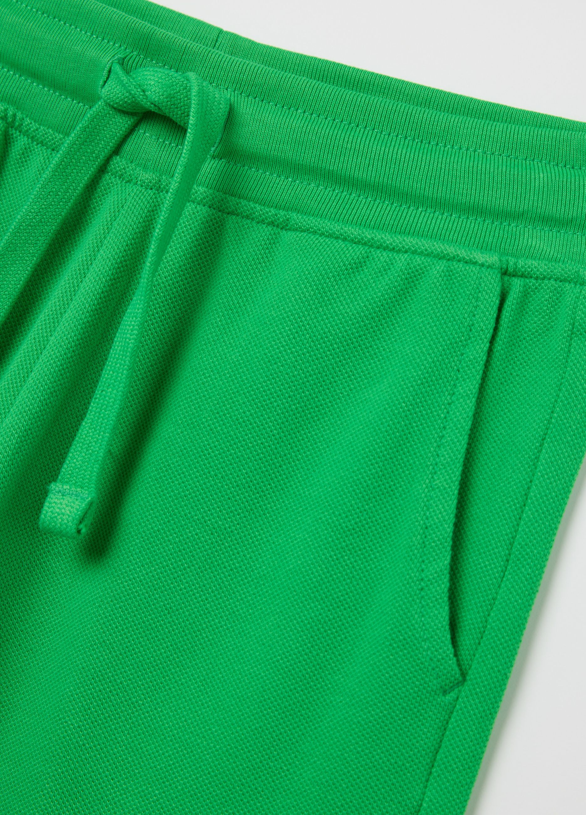 Green shorts in cotton with drawstring