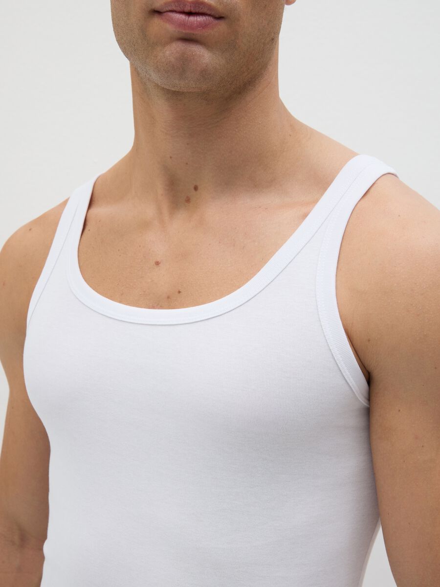 Two-pack white vests with round neck_2