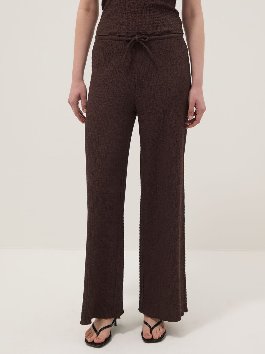 Pantaloni elasticizzati marroni wide leg con texture increspata_1