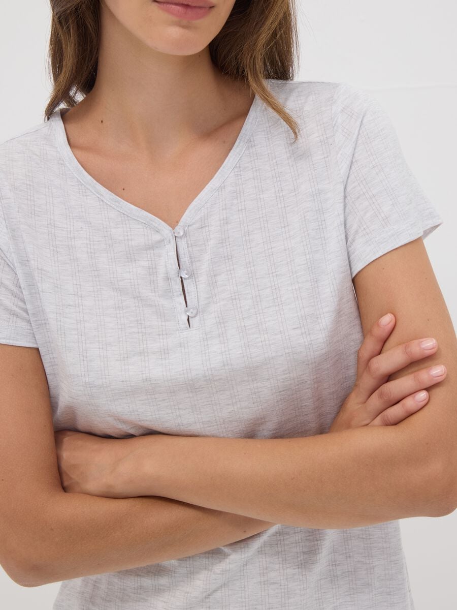 T-shirt pigiama grigia in viscosa elasticizzata con scollo a V_2